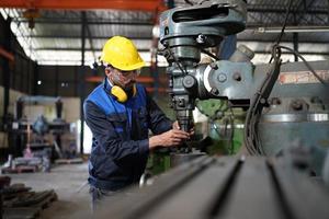 qualidade de habilidades do trabalhador de engenheiro de homens profissionais, manutenção, operário de fábrica da indústria de treinamento, oficina de armazém para operadores de fábrica, produção de equipe de engenharia mecânica. foto