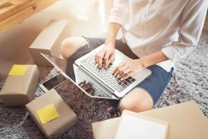 mulher usando um laptop para fazer compras online em casa foto