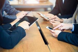 reunião de negócios usando um laptop em um escritório moderno foto