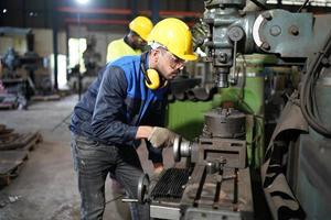 qualidade de habilidades do trabalhador de engenheiro de homens profissionais, manutenção, operário de fábrica da indústria de treinamento, oficina de armazém para operadores de fábrica, produção de equipe de engenharia mecânica. foto