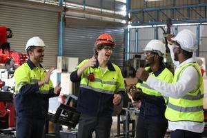 qualidade de habilidades do trabalhador de engenheiro de homens profissionais, manutenção, operário de fábrica da indústria de treinamento, oficina de armazém para operadores de fábrica, produção de equipe de engenharia mecânica. foto