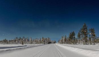 bela aurora boreal aka aurora boreal e paisagem de inverno enluarada na finlândia foto