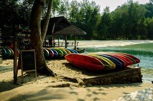 atividade de água de barco de caiaque para turistas no mar, ilha de koh kood, tailândia. foto