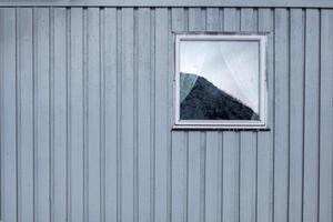 casa de parede cinza de madeira com janela de escandinavo foto