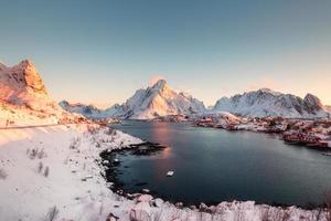 nascer do sol na neve na vila reine no inverno nas ilhas lofoten foto