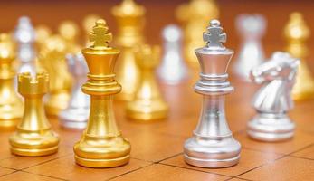 suporte de peça de xadrez rei no tabuleiro de xadrez de madeira foto
