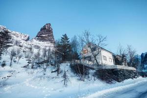 casa escandinava branca com famosa montanha no inverno em lofoten foto