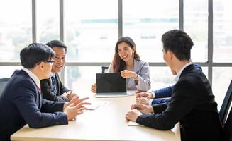 grupo diversificado multiétnico de colegas de trabalho em discussão de reunião de equipe foto