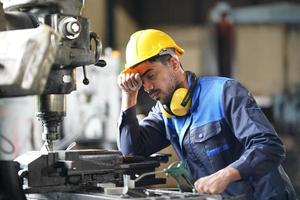 qualidade de habilidades do trabalhador de engenheiro de homens profissionais, manutenção, operário de fábrica da indústria de treinamento, oficina de armazém para operadores de fábrica, produção de equipe de engenharia mecânica. foto