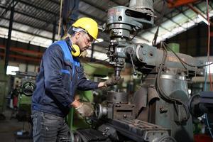 qualidade de habilidades do trabalhador de engenheiro de homens profissionais, manutenção, operário de fábrica da indústria de treinamento, oficina de armazém para operadores de fábrica, produção de equipe de engenharia mecânica. foto