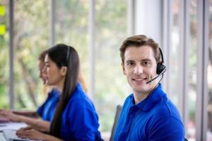 conceito de equipe de serviço. venda de operadora ou contact center no escritório, call center de pessoas de informação, escritório de suporte de vendas de equipe profissional de qualidade. empresa representante do ambiente de trabalho. foto