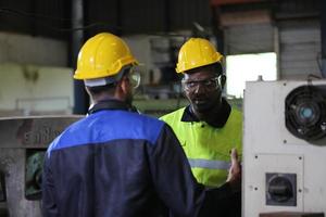 qualidade de habilidades do trabalhador de engenheiro de homens profissionais, manutenção, operário de fábrica da indústria de treinamento, oficina de armazém para operadores de fábrica, produção de equipe de engenharia mecânica. foto