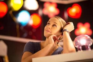 retrato de mulheres sorrindo em pé contra a luz colorida do bokeh foto