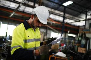 qualidade de habilidades do trabalhador de engenheiro de homens profissionais, manutenção, operário de fábrica da indústria de treinamento, oficina de armazém para operadores de fábrica, produção de equipe de engenharia mecânica. foto