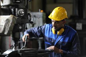 qualidade de habilidades do trabalhador de engenheiro de homens profissionais, manutenção, operário de fábrica da indústria de treinamento, oficina de armazém para operadores de fábrica, produção de equipe de engenharia mecânica. foto