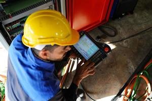 qualidade de habilidades do trabalhador de engenheiro de homens profissionais, manutenção, operário de fábrica da indústria de treinamento, oficina de armazém para operadores de fábrica, produção de equipe de engenharia mecânica. foto