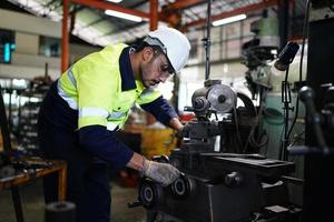 qualidade de habilidades do trabalhador de engenheiro de homens profissionais, manutenção, operário de fábrica da indústria de treinamento, oficina de armazém para operadores de fábrica, produção de equipe de engenharia mecânica. foto