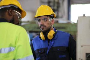 qualidade de habilidades do trabalhador de engenheiro de homens profissionais, manutenção, operário de fábrica da indústria de treinamento, oficina de armazém para operadores de fábrica, produção de equipe de engenharia mecânica. foto