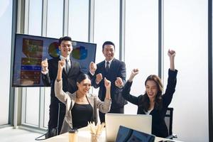 equipe de negócios jovem start-up trabalhando na sala de reuniões. foto