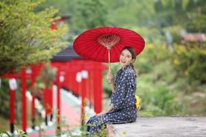 jovem garota asiática vestindo quimono, roupas tradicionais japonesas. foto