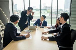 reunião de pessoas de negócios no escritório foto