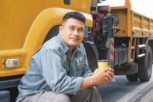 smile está confiante de que o motorista de caminhão é um profissional asiático maduro no ramo de transporte e entrega. foto