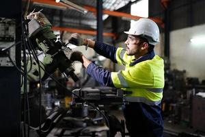 qualidade de habilidades do trabalhador de engenheiro de homens profissionais, manutenção, operário de fábrica da indústria de treinamento, oficina de armazém para operadores de fábrica, produção de equipe de engenharia mecânica. foto