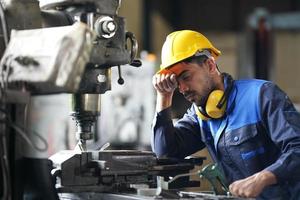 qualidade de habilidades do trabalhador de engenheiro de homens profissionais, manutenção, operário de fábrica da indústria de treinamento, oficina de armazém para operadores de fábrica, produção de equipe de engenharia mecânica. foto