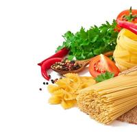 macarrão espaguete, legumes, especiarias isoladas em branco foto