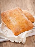 ciabatta com queijo em uma mesa de madeira foto