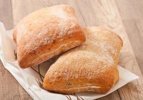 ciabatta com queijo em uma mesa de madeira foto