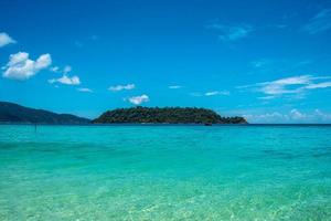 águas cristalinas do mar de andaman na área da ilha de koh lipe, província de satun da tailândia. foto