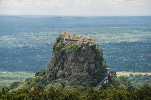 mt.popa lar dos nat, fantasmas celestiais da mitologia birmanesa. o monte popa é um vulcão extinto nas encostas do qual se encontra o mosteiro sagrado popa taungkalat. foto