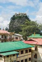 mt.popa lar dos nat, fantasmas celestiais da mitologia birmanesa. o monte popa é um vulcão extinto nas encostas do qual se encontra o mosteiro sagrado popa taungkalat. foto
