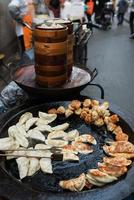 ravioli frito chinês tradicional gioza jiaozi comida de rua cozinha china