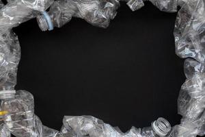 garrafas plásticas, vidro e papelão são separados para reciclagem. foto