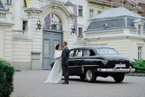 lindo casal retrô contra carro antigo foto