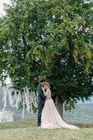 fotografia de casamento nos cárpatos. cerimônia de casamento na floresta foto