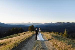 linda noiva e noivo nas montanhas
