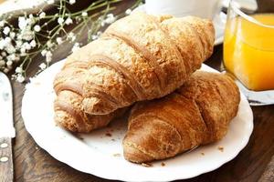 croissants franceses no café da manhã