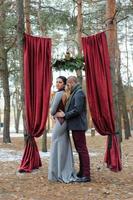 cerimônia de casamento para dois perto do arco vermelho foto