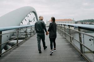 uma história de amor. um homem e uma mulher perto da ponte. relacionamento amoroso. pôr do sol de outono. foto