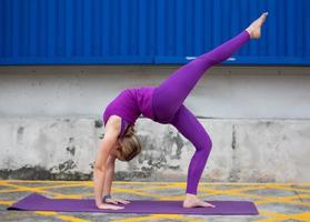 retrato de mulheres alegres com roupas esportivas fazendo pose de ioga ao ar livre foto