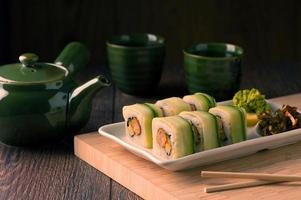 sushi vegetariano de frutos do mar japoneses foto