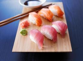 prato colorido de sushi nigiri com salmão e atum foto
