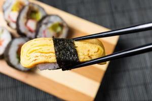 close-up de sushi, frutos do mar japonês foto