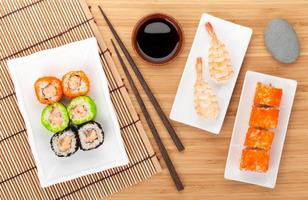 sushi maki e sushi de camarão foto