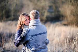 retrato de jovem casal apaixonado por ursinho de pelúcia na floresta de inverno foto