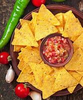 nacho chips mexicanos e molho de salsa na tigela