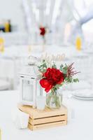mesas de jantar redondas cobertas com pano azul em um pavilhão de casamento branco foto